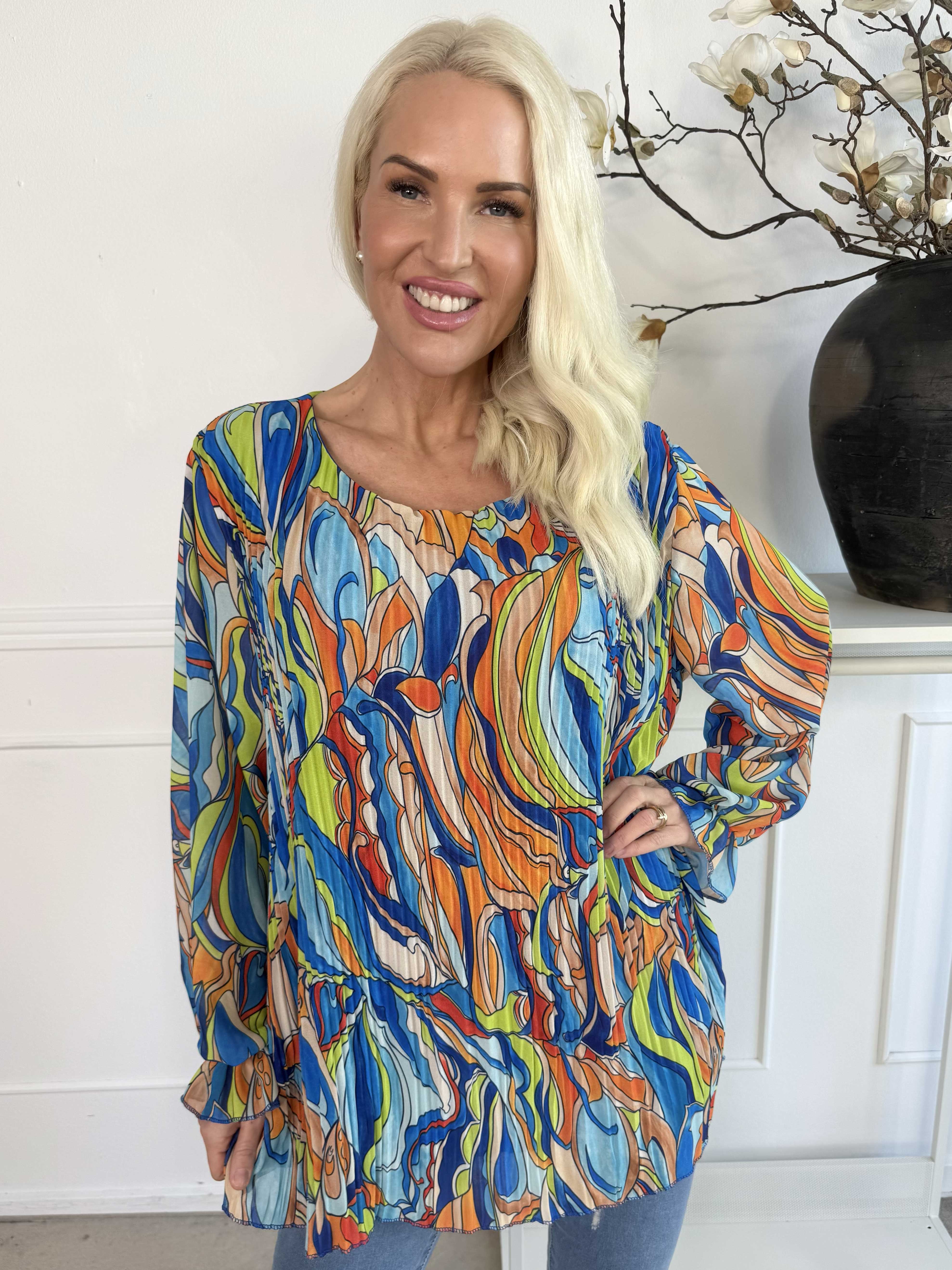 Lilia - Mönstrad plisserad blus